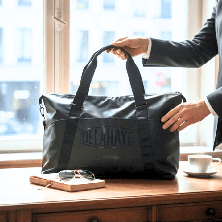 Delahaye Sac Imperméable "Albali" - Delahaye Sac Imperméable "Albali". Matière protégeant vos affaires par tous les temps. Grand compartiment principal et poches zippées pour un accès facile.