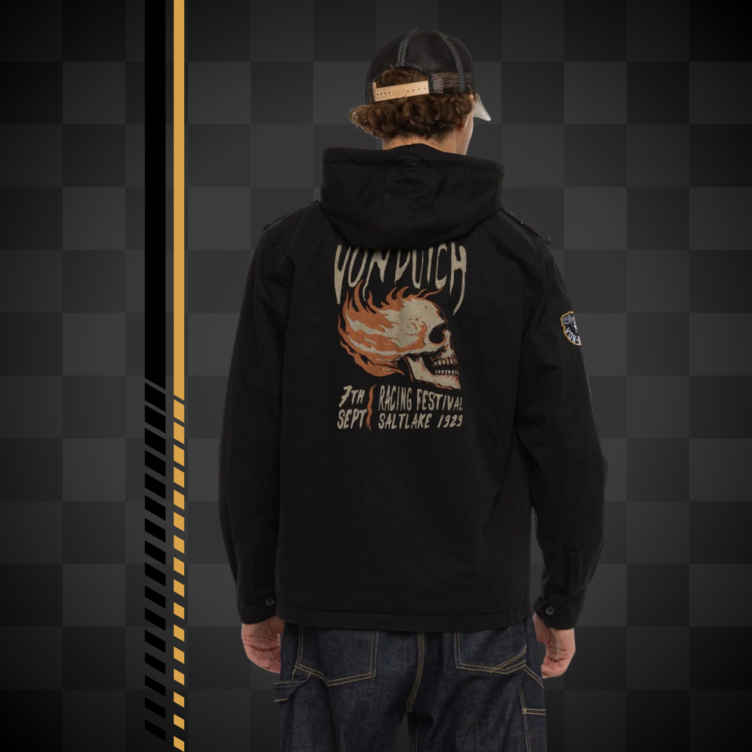 Von Dutch Veste à Capuche mi-saison "Salt" - Veste à capuche denim Von Dutch collection Salt. 100% coton, coloris noir/blanc/orange. Fermeture bouton, coupe mi-saison idéale pour les passionnés de style racing authentique. - Esprit Pilote