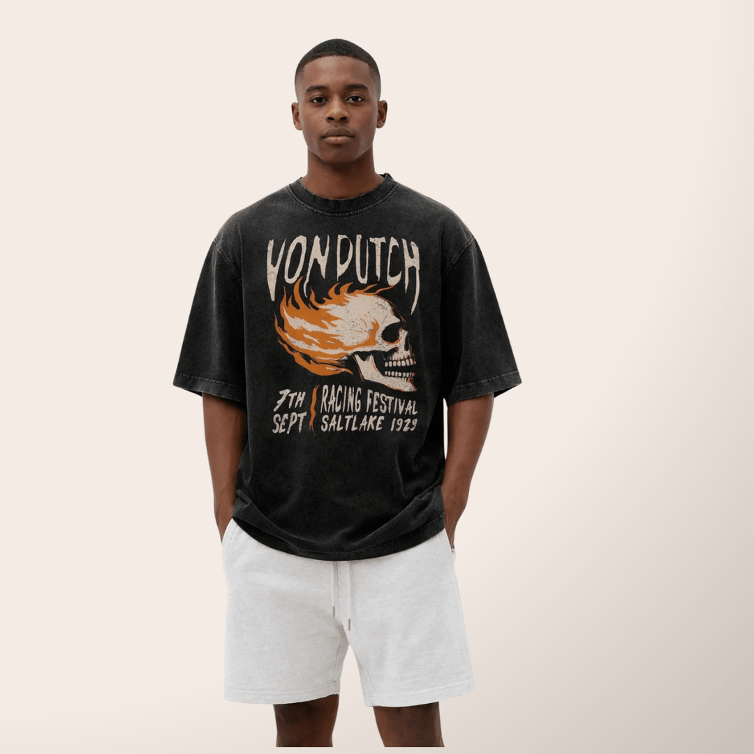 Von Dutch Tee Shirt Oversize "Poster" - Le Von Dutch Tee Shirt Oversize "Poster" incarne le style vintage avec une coupe relaxed. 100% coton, il allie confort et légèreté pour les beaux jours.