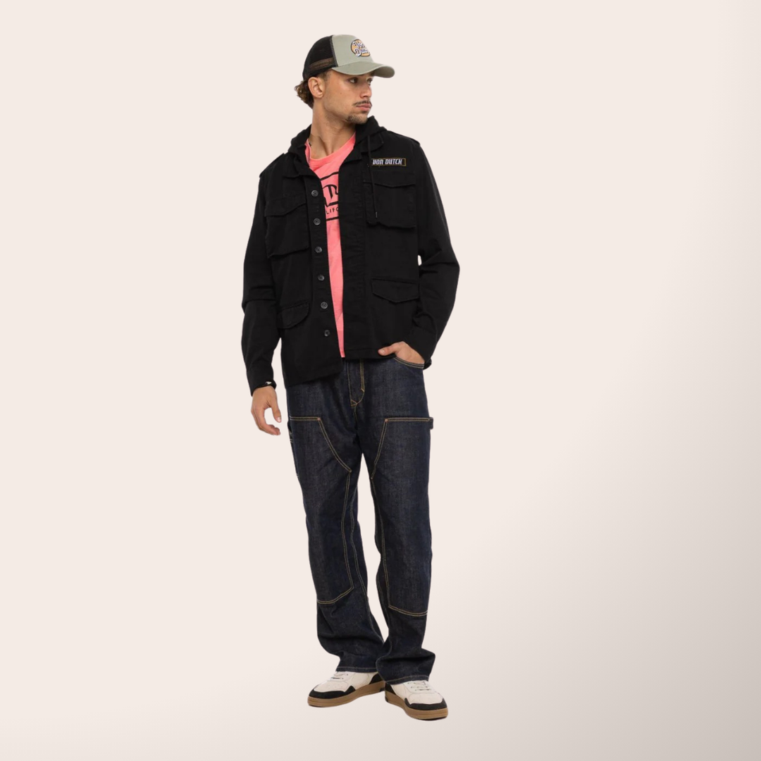 Von Dutch Veste à Capuche mi-saison "Salt" - Veste à capuche denim Von Dutch collection Salt. 100% coton, coloris noir/blanc/orange. Fermeture bouton, coupe mi-saison idéale pour les passionnés de style racing authentique. - Esprit Pilote