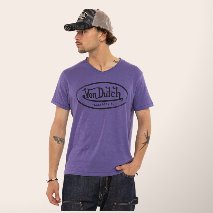 Von Dutch Tee Shirt "Ron" Violet - Von Dutch Tee Shirt "Ron" Violet en coton 100% léger et strié. Coupe régulière, col V, manches courtes. Violet et noir. Lavage 30°. - Esprit Pilote