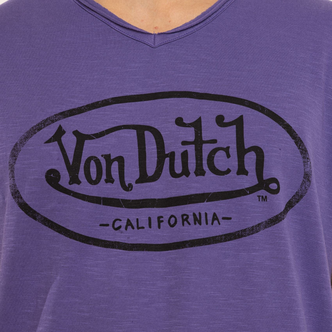 Von Dutch Tee Shirt "Ron" Violet - Von Dutch Tee Shirt "Ron" Violet en coton 100% léger et strié. Coupe régulière, col V, manches courtes. Violet et noir. Lavage 30°. - Esprit Pilote