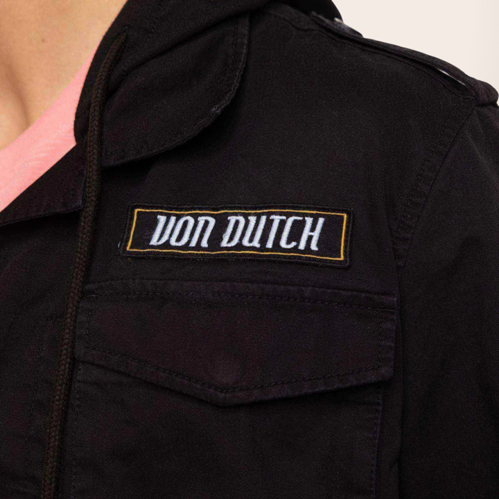 Von Dutch Veste à Capuche mi-saison "Salt" - Veste à capuche denim Von Dutch collection Salt. 100% coton, coloris noir/blanc/orange. Fermeture bouton, coupe mi-saison idéale pour les passionnés de style racing authentique. - Esprit Pilote