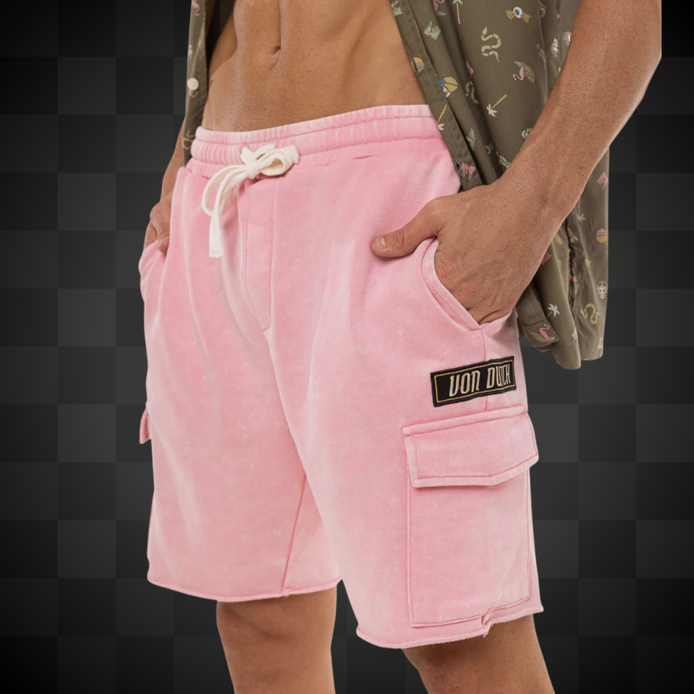 Von Dutch Bermuda "Vlad" - Von Dutch Bermuda "Vlad" - Von Dutch Bermuda "Vlad" rose et noir. Coupe droite cargo légère et confortable. Tissu délavé en coton-polyester (60/40). -