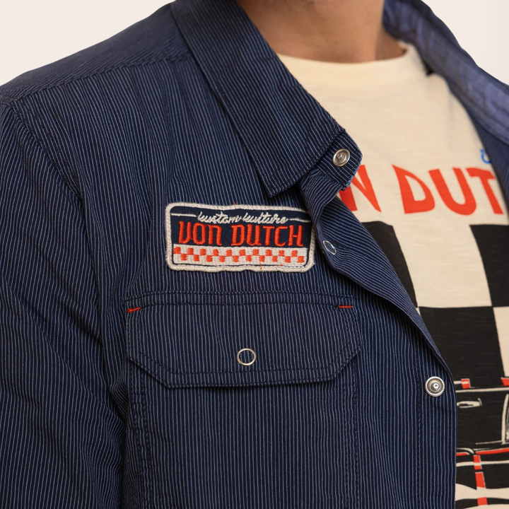 Von Dutch Chemise Rayée "Musc" - Von Dutch Chemise Rayée Musc. Coupe régulière, manches longues, 100% coton. Fermeture à pression. Patchs brodés, écritures dos brodées. - Esprit Pilote