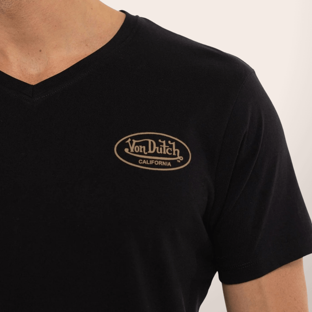 Von Dutch Tee Shirt Col V "Hot" - Von Dutch Tee Shirt Col V Hot. Confectionné en 100% coton léger, il offre un confort optimal pour l'été. Sa coupe régulière en fait une pièce polyvalente.