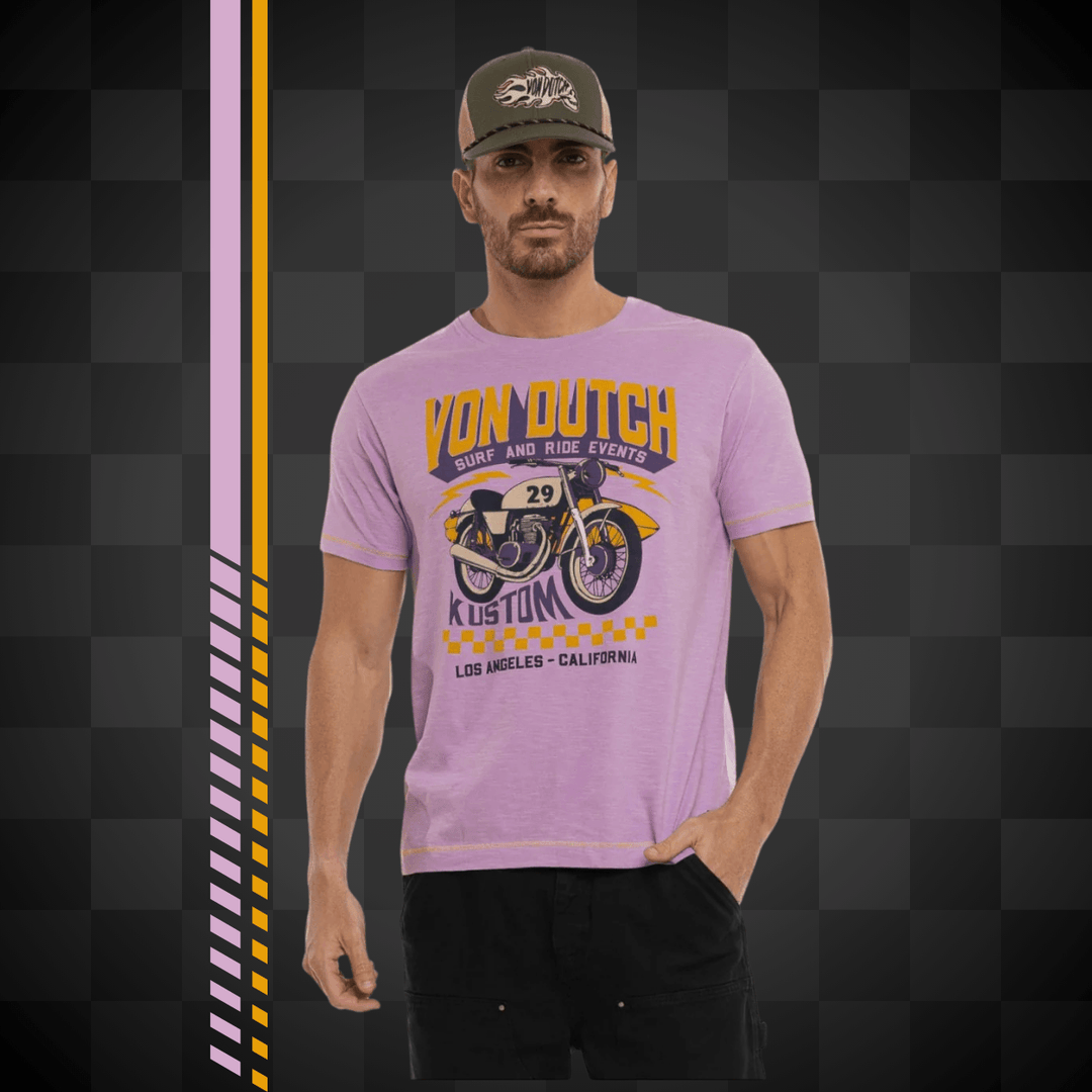 Von Dutch Tee Shirt "Event" Lila - Von Dutch Tee Shirt "Event" Lila 100% coton avec col rond et manches courtes. Coupe régular confortable avec effet flammé unique..