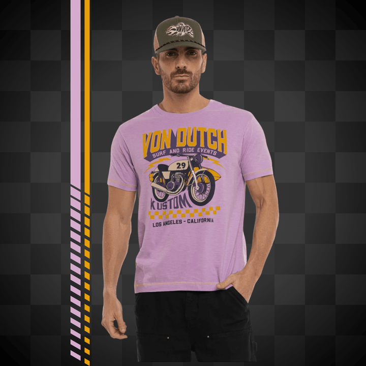 Von Dutch Tee Shirt "Event" Lila - Von Dutch Tee Shirt "Event" Lila 100% coton avec col rond et manches courtes. Coupe régular confortable avec effet flammé unique..