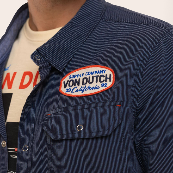 Von Dutch Chemise Rayée "Musc" - Von Dutch Chemise Rayée Musc. Coupe régulière, manches longues, 100% coton. Fermeture à pression. Patchs brodés, écritures dos brodées. - Esprit Pilote