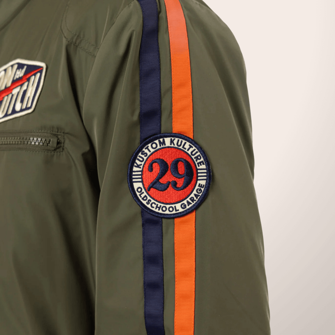 Von Dutch Blouson Mi-Saison "Oil" - Von Dutch Blouson Mi-Saison "Oil", alliant style urbain et praticité. 100% polyester, ce blouson offre légèreté et durabilité pour les transitions saisonnières.