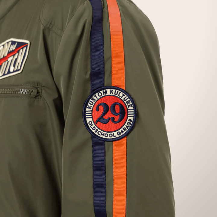 Von Dutch Blouson Mi-Saison "Oil" - Von Dutch Blouson Mi-Saison "Oil", alliant style urbain et praticité. 100% polyester, ce blouson offre légèreté et durabilité pour les transitions saisonnières.
