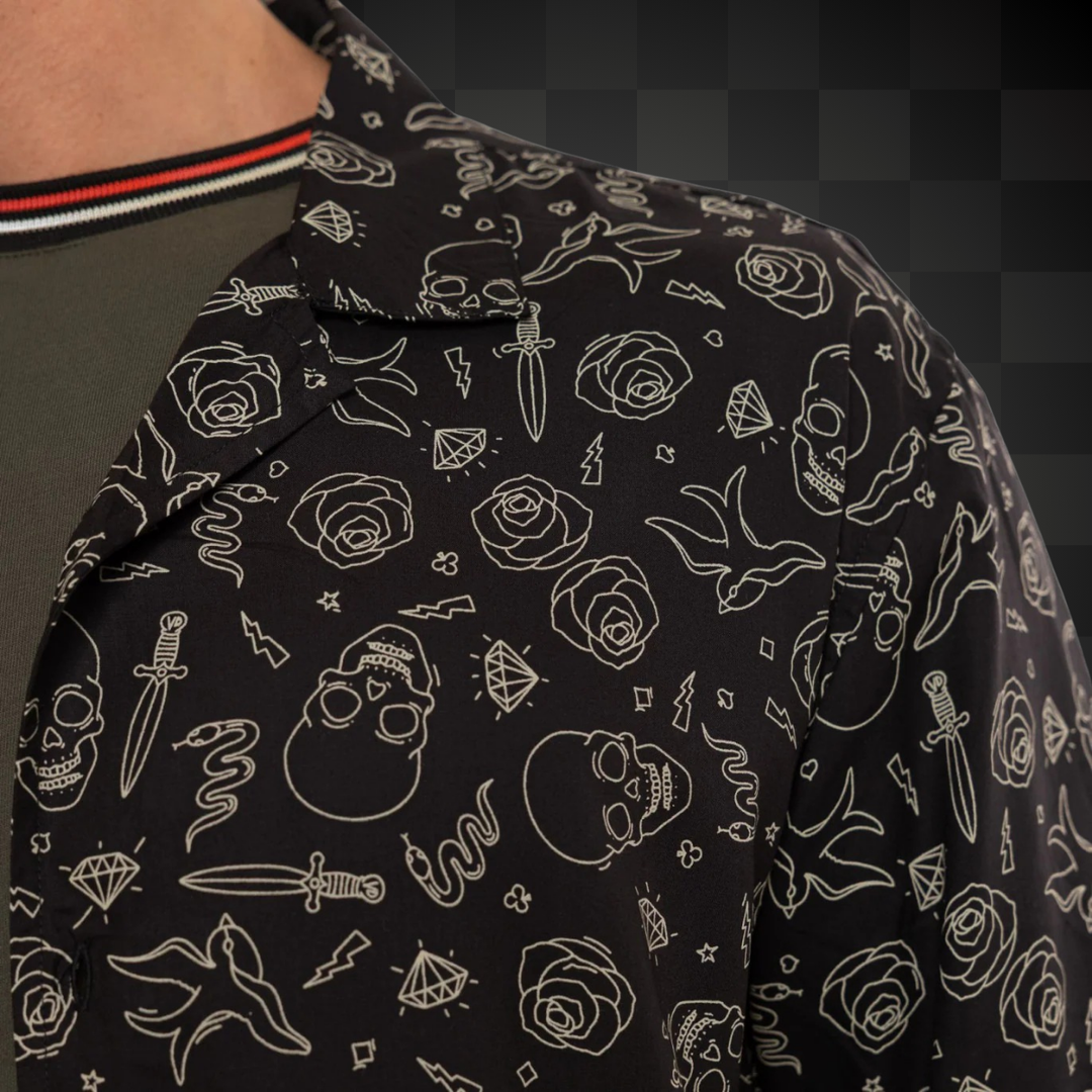Von Dutch Chemisette "Tats" - Von Dutch Chemisette "Tats" - Von Dutch Chemise "Tats" en viscose 100% noir et blanc. Coupe régulière, manches courtes, fermeture bouton. -