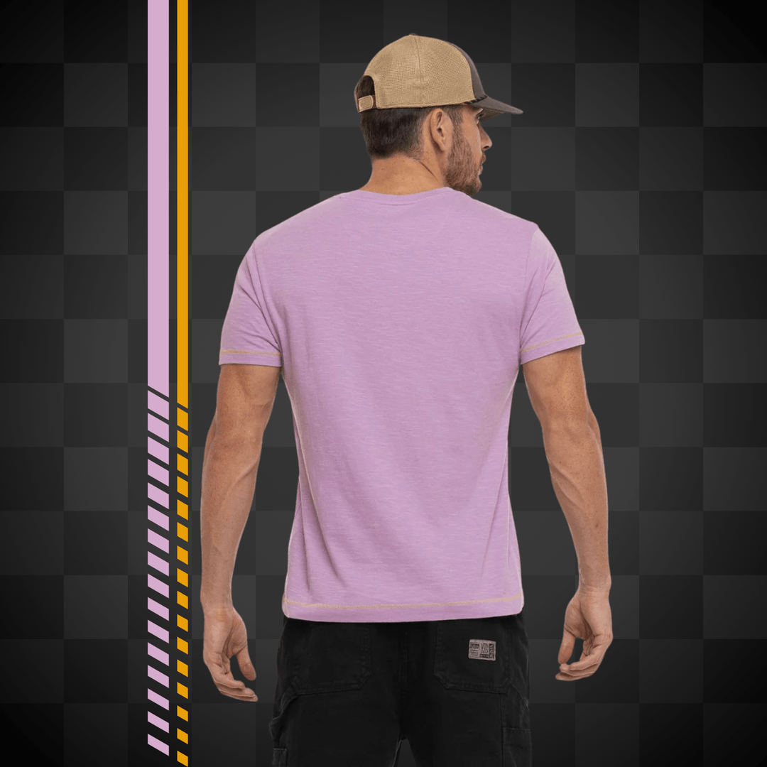 Von Dutch Tee Shirt "Event" Lila - Von Dutch Tee Shirt "Event" Lila 100% coton avec col rond et manches courtes. Coupe régular confortable avec effet flammé unique..