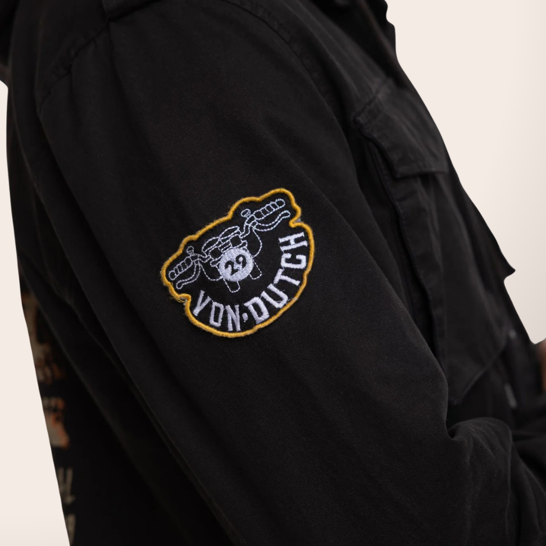 Von Dutch Veste à Capuche mi-saison "Salt" - Veste à capuche denim Von Dutch collection Salt. 100% coton, coloris noir/blanc/orange. Fermeture bouton, coupe mi-saison idéale pour les passionnés de style racing authentique. - Esprit Pilote