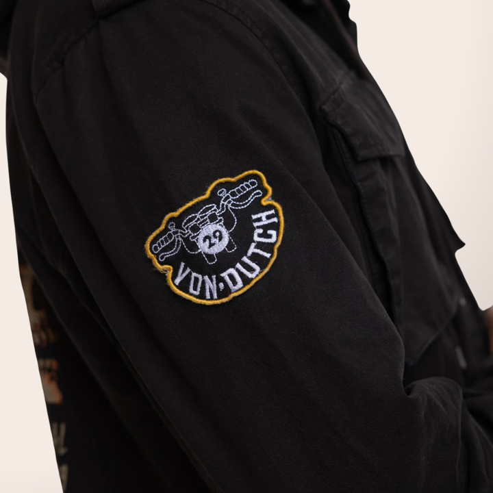 Von Dutch Veste à Capuche mi-saison "Salt" - Veste à capuche denim Von Dutch collection Salt. 100% coton, coloris noir/blanc/orange. Fermeture bouton, coupe mi-saison idéale pour les passionnés de style racing authentique. - Esprit Pilote