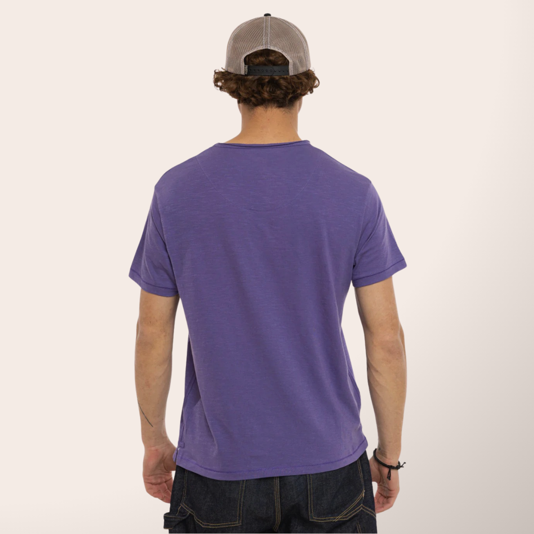 Von Dutch Tee Shirt "Ron" Violet - Von Dutch Tee Shirt "Ron" Violet en coton 100% léger et strié. Coupe régulière, col V, manches courtes. Violet et noir. Lavage 30°. - Esprit Pilote