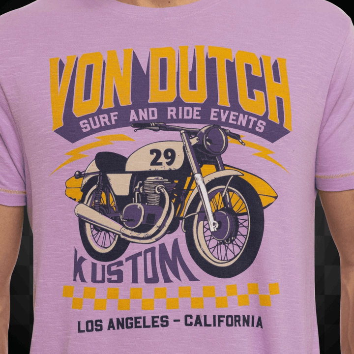 Von Dutch Tee Shirt "Event" Lila - Von Dutch Tee Shirt "Event" Lila 100% coton avec col rond et manches courtes. Coupe régular confortable avec effet flammé unique..