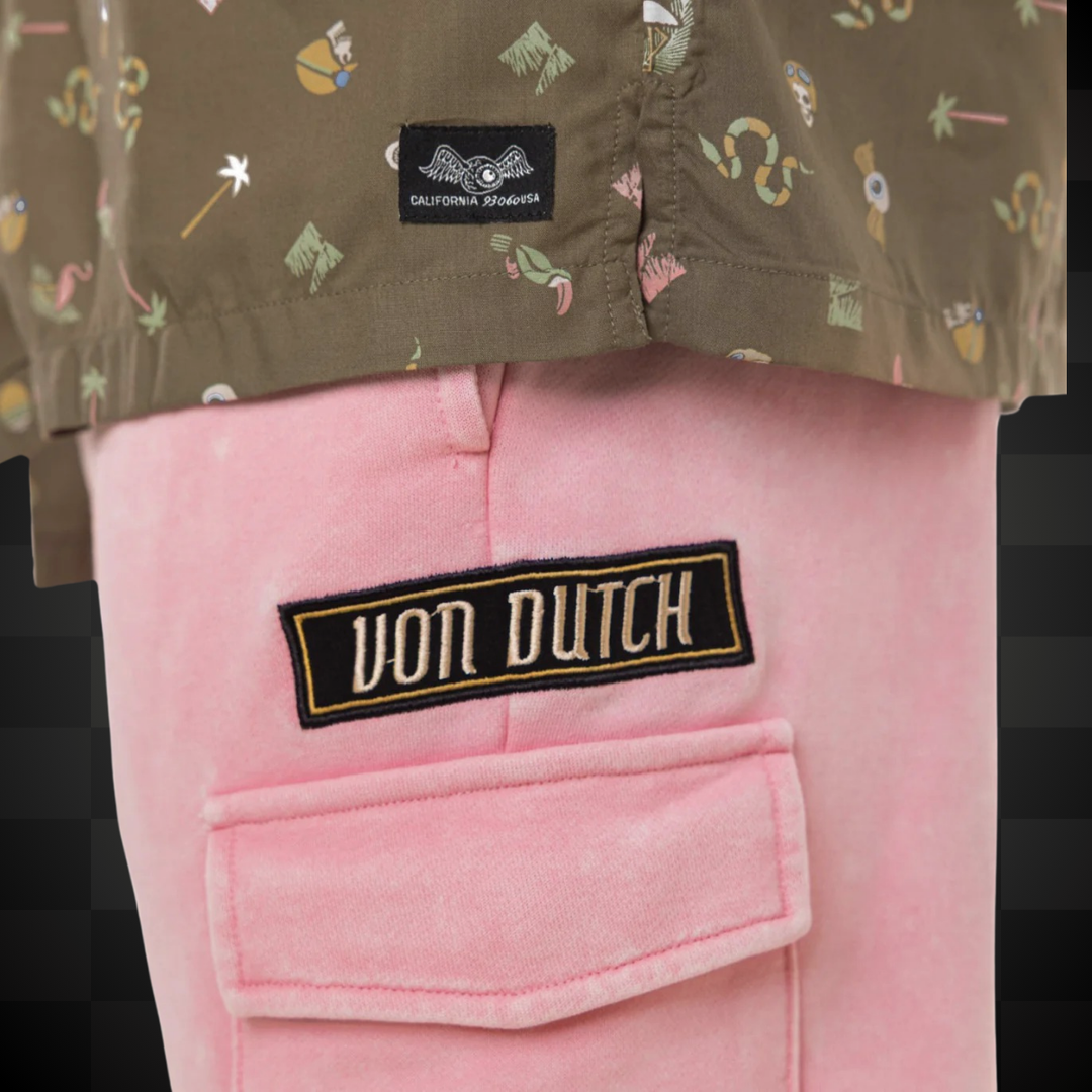 Von Dutch Bermuda "Vlad" - Von Dutch Bermuda "Vlad" - Von Dutch Bermuda "Vlad" rose et noir. Coupe droite cargo légère et confortable. Tissu délavé en coton-polyester (60/40). -