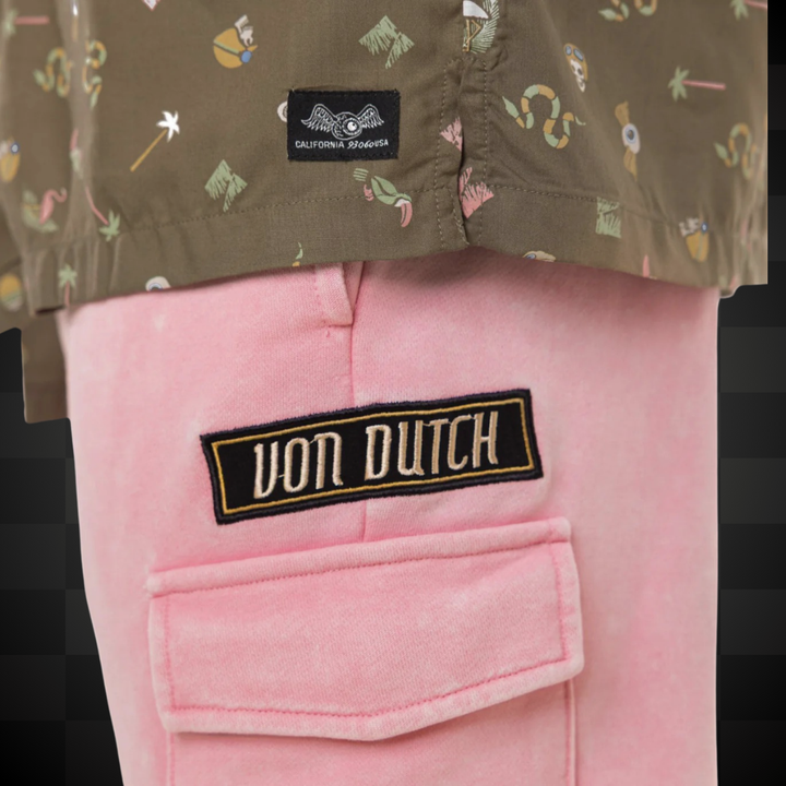 Von Dutch Bermuda "Vlad" - Von Dutch Bermuda "Vlad" - Von Dutch Bermuda "Vlad" rose et noir. Coupe droite cargo légère et confortable. Tissu délavé en coton-polyester (60/40). -
