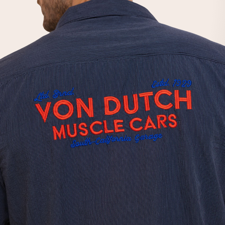 Von Dutch Chemise Rayée "Musc" - Von Dutch Chemise Rayée Musc. Coupe régulière, manches longues, 100% coton. Fermeture à pression. Patchs brodés, écritures dos brodées. - Esprit Pilote