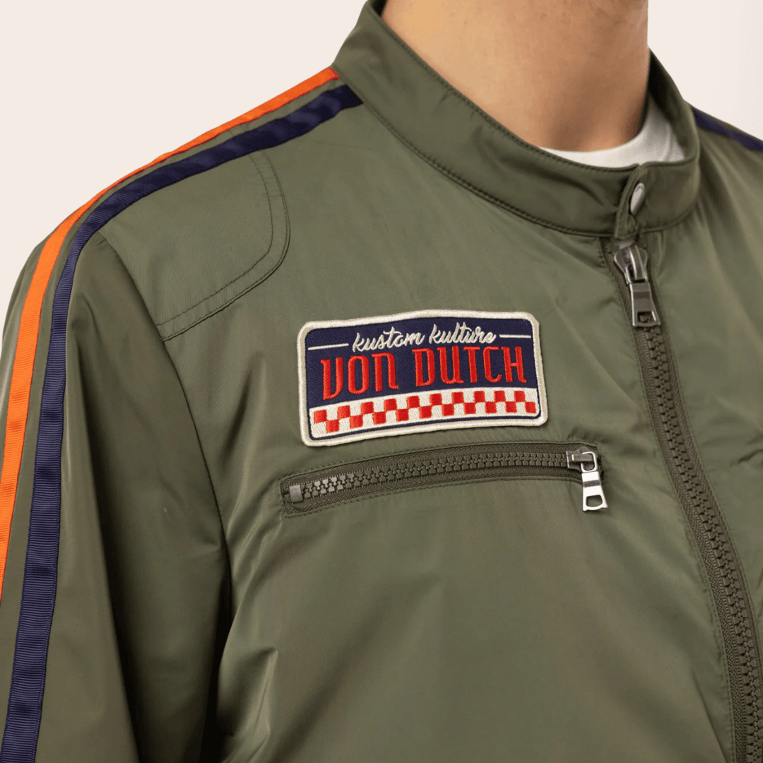 Von Dutch Blouson Mi-Saison "Oil" - Von Dutch Blouson Mi-Saison "Oil", alliant style urbain et praticité. 100% polyester, ce blouson offre légèreté et durabilité pour les transitions saisonnières.