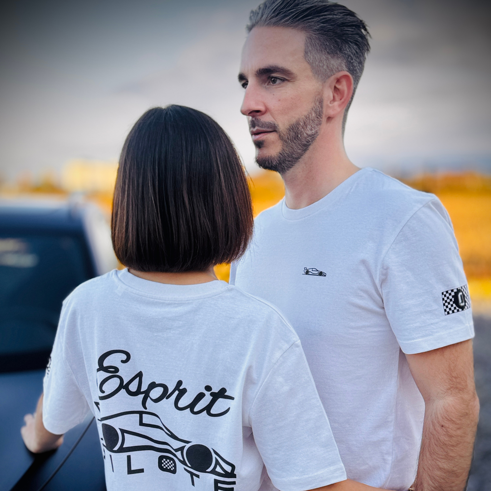 Affirmez votre look avec Esprit Pilote Tee Shirt "#0" - Ce tee-shirt célèbre l’origine de la marque avec audace. Numéro 0, il rend hommage aux voitures ouvreuses en rallye, annonçant l’arrivée des premiers pilotes et garantissant la maîtrise du parcours.