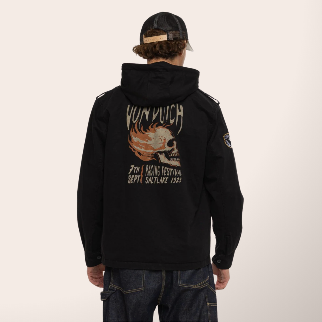 Von Dutch Veste à Capuche mi-saison "Salt" - Veste à capuche denim Von Dutch collection Salt. 100% coton, coloris noir/blanc/orange. Fermeture bouton, coupe mi-saison idéale pour les passionnés de style racing authentique. - Esprit Pilote