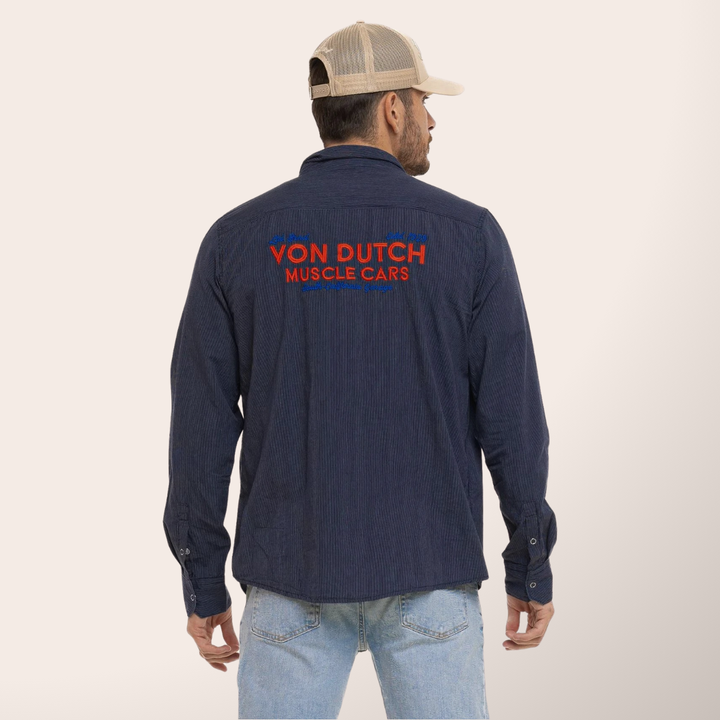 Von Dutch Chemise Rayée "Musc" - Von Dutch Chemise Rayée Musc. Coupe régulière, manches longues, 100% coton. Fermeture à pression. Patchs brodés, écritures dos brodées. - Esprit Pilote