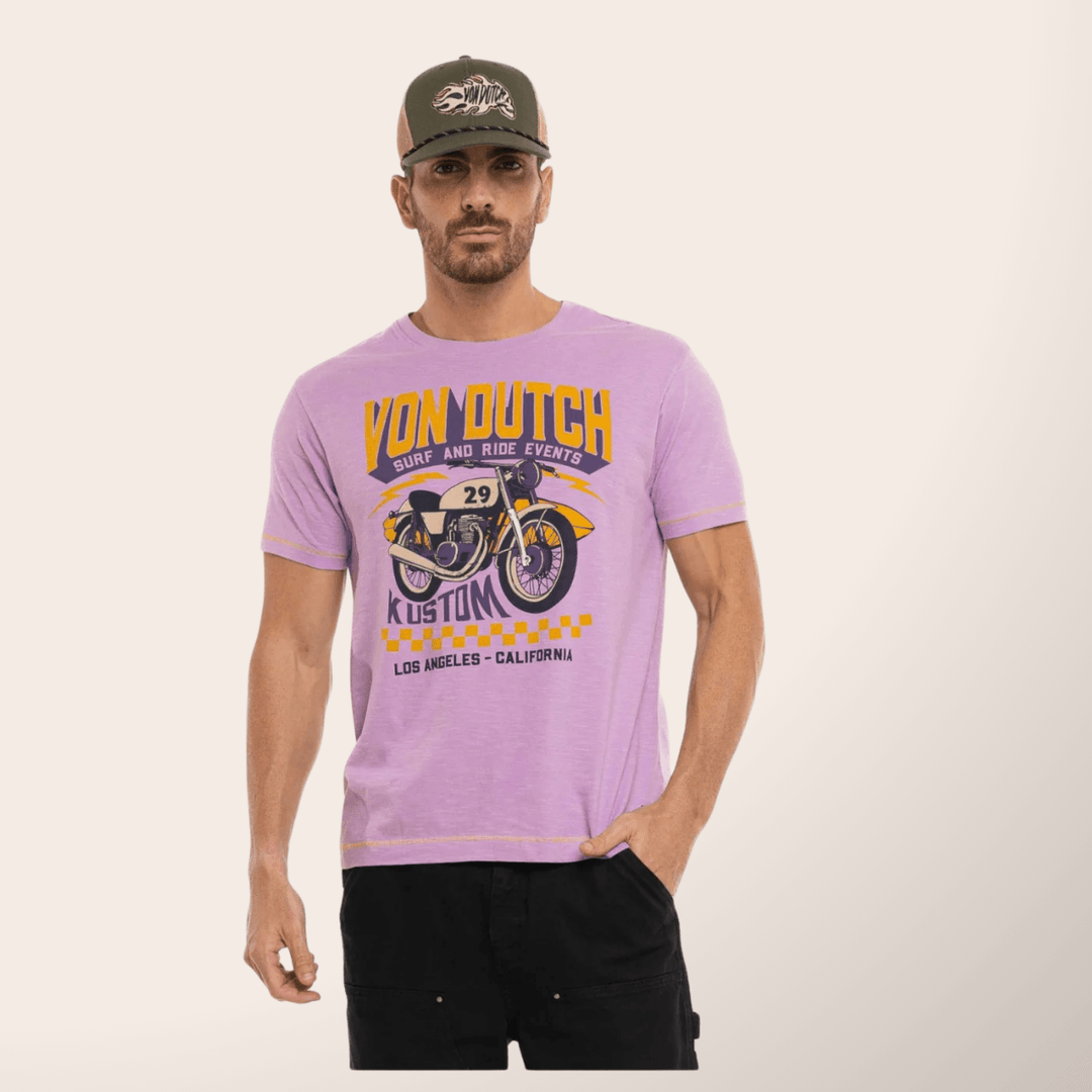 Von Dutch Tee Shirt "Event" Lila - Von Dutch Tee Shirt "Event" Lila 100% coton avec col rond et manches courtes. Coupe régular confortable avec effet flammé unique..