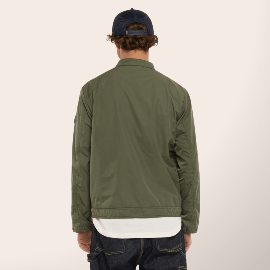 Von Dutch Blouson Mi-Saison "Oil" - Von Dutch Blouson Mi-Saison "Oil", alliant style urbain et praticité. 100% polyester, ce blouson offre légèreté et durabilité pour les transitions saisonnières.