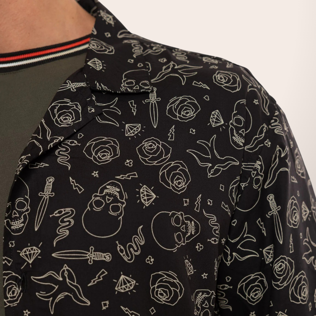 Von Dutch Chemisette "Tats" - Von Dutch Chemisette "Tats" - Von Dutch Chemise "Tats" en viscose 100% noir et blanc. Coupe régulière, manches courtes, fermeture bouton. -