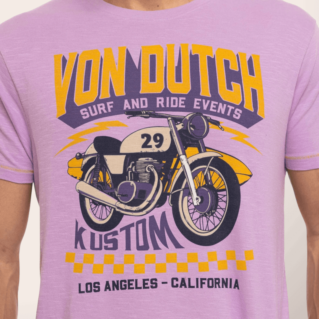 Von Dutch Tee Shirt "Event" Lila - Von Dutch Tee Shirt "Event" Lila 100% coton avec col rond et manches courtes. Coupe régular confortable avec effet flammé unique..