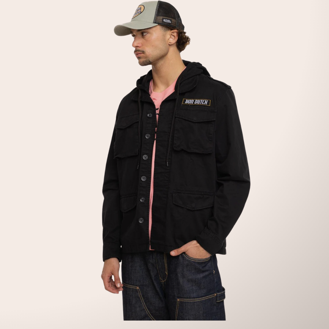 Von Dutch Veste à Capuche mi-saison "Salt" - Veste à capuche denim Von Dutch collection Salt. 100% coton, coloris noir/blanc/orange. Fermeture bouton, coupe mi-saison idéale pour les passionnés de style racing authentique. - Esprit Pilote