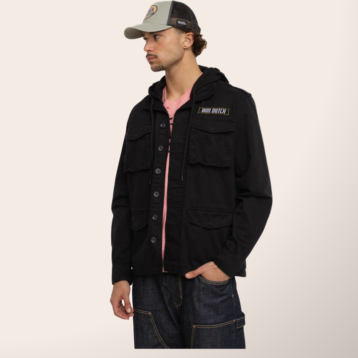 Von Dutch Veste à Capuche mi-saison "Salt" - Veste à capuche denim Von Dutch collection Salt. 100% coton, coloris noir/blanc/orange. Fermeture bouton, coupe mi-saison idéale pour les passionnés de style racing authentique. - Esprit Pilote