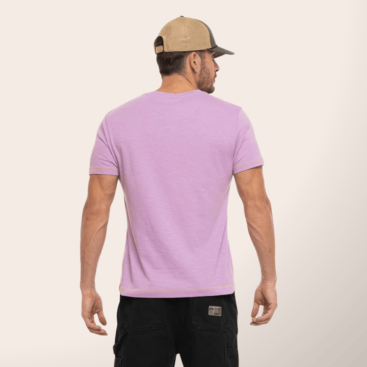 Von Dutch Tee Shirt "Event" Lila - Von Dutch Tee Shirt "Event" Lila 100% coton avec col rond et manches courtes. Coupe régular confortable avec effet flammé unique..