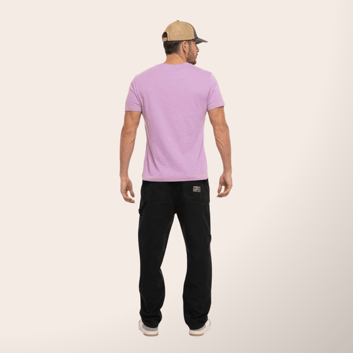Von Dutch Tee Shirt "Event" Lila - Von Dutch Tee Shirt "Event" Lila 100% coton avec col rond et manches courtes. Coupe régular confortable avec effet flammé unique..