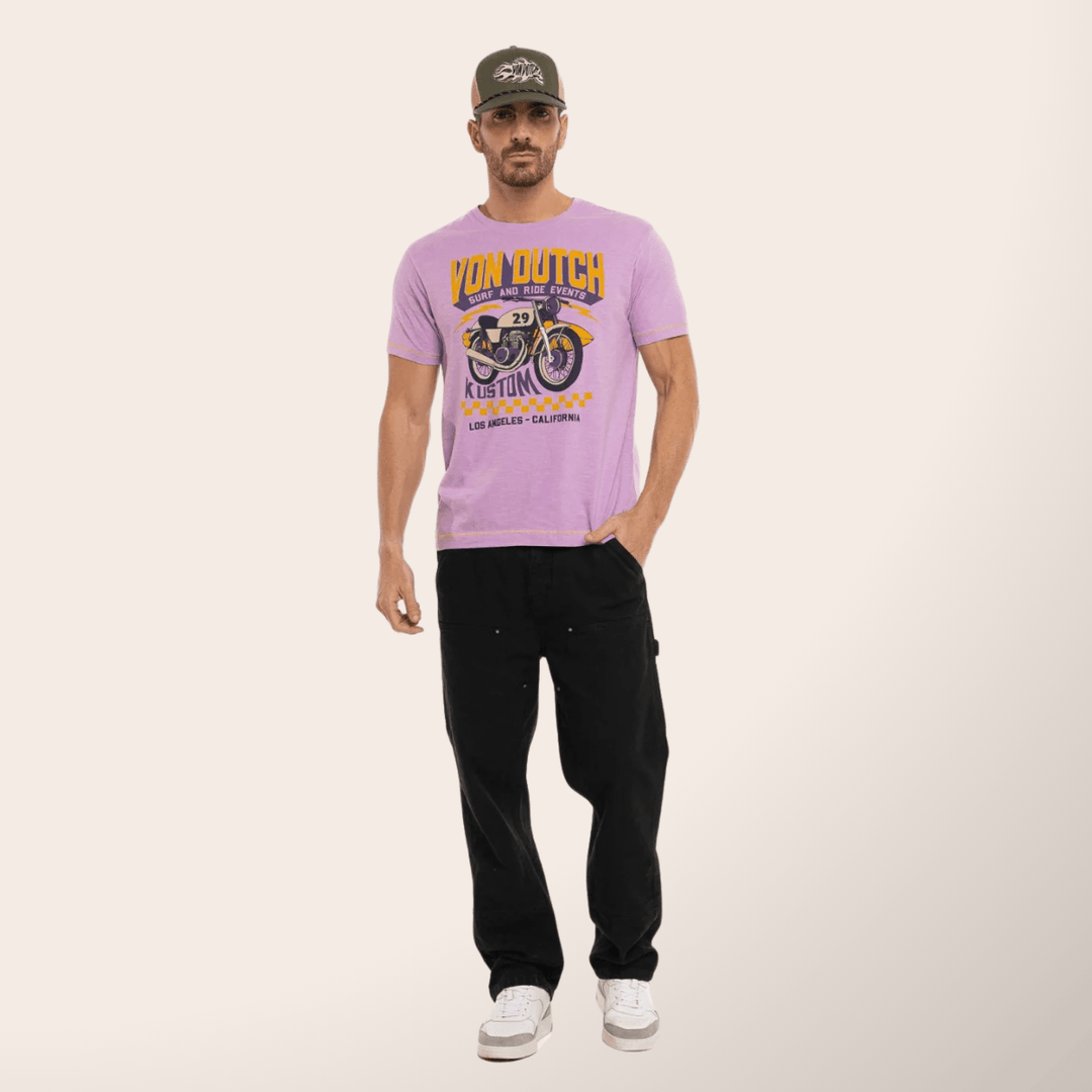 Von Dutch Tee Shirt "Event" Lila - Von Dutch Tee Shirt "Event" Lila 100% coton avec col rond et manches courtes. Coupe régular confortable avec effet flammé unique..