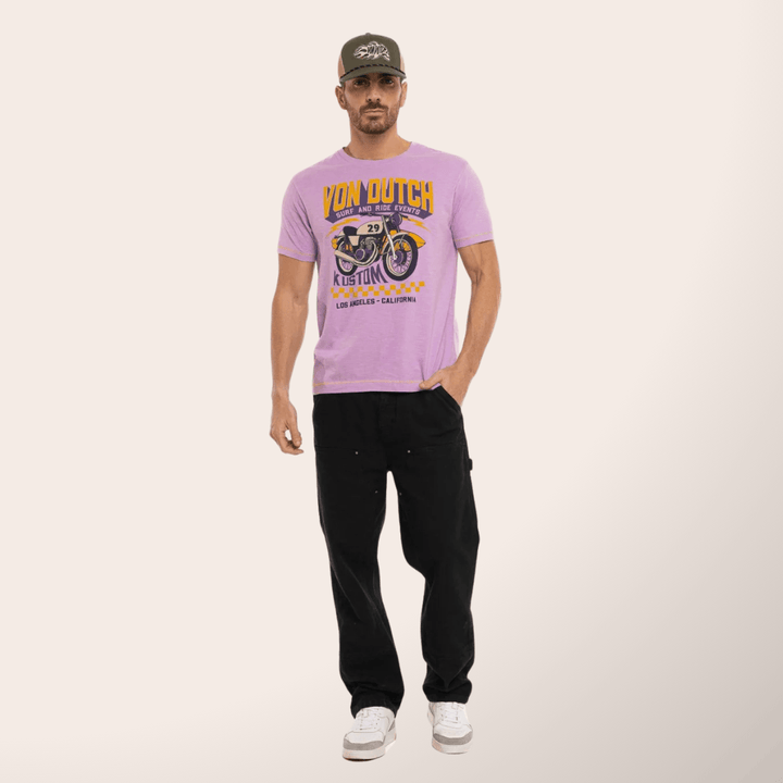 Von Dutch Tee Shirt "Event" Lila - Von Dutch Tee Shirt "Event" Lila 100% coton avec col rond et manches courtes. Coupe régular confortable avec effet flammé unique..