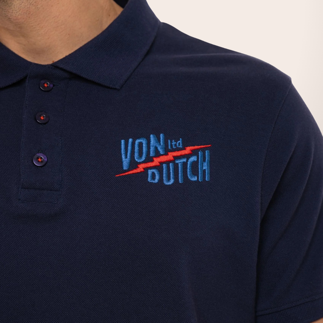 Von Dutch Polo "East" - Von Dutch Polo East bleu marine. Coupe régulière, manches courtes, col boutonné. 100% coton pour un confort optimal. Style intemporel et décontracté.