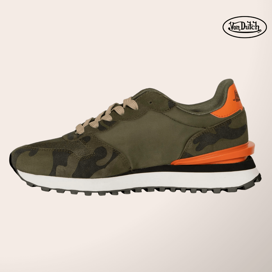 Von Dutch Basket Rétro Running "Roca" - Von Dutch Basket Rétro Running Roca avec tige mixte suède/textile respirant. Imprimé camouflage kaki et orange vif, patches signature, col rembourré. - Esprit Pilote