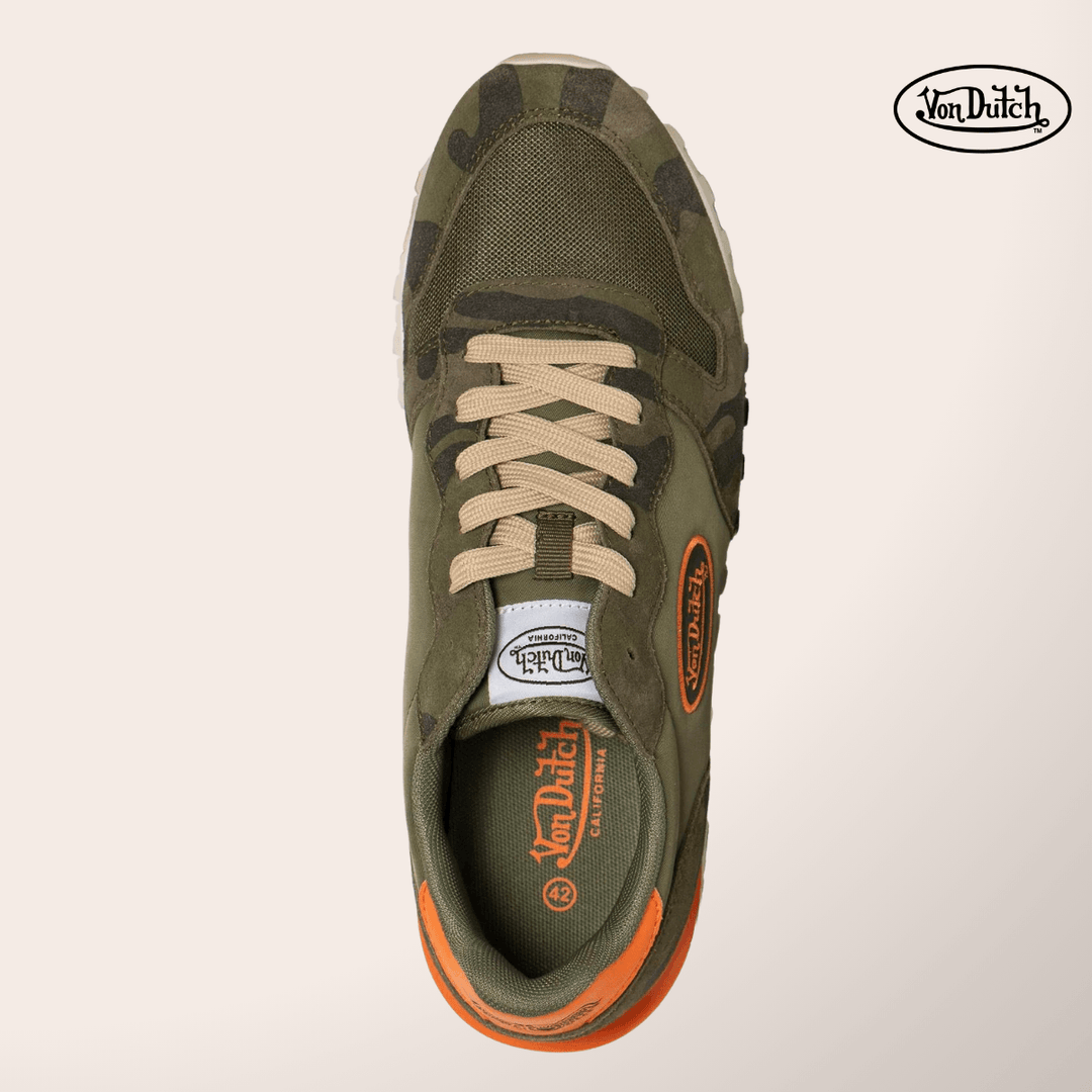 Von Dutch Basket Rétro Running "Roca" - Von Dutch Basket Rétro Running Roca avec tige mixte suède/textile respirant. Imprimé camouflage kaki et orange vif, patches signature, col rembourré. - Esprit Pilote