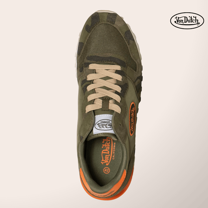 Von Dutch Basket Rétro Running "Roca" - Von Dutch Basket Rétro Running Roca avec tige mixte suède/textile respirant. Imprimé camouflage kaki et orange vif, patches signature, col rembourré. - Esprit Pilote
