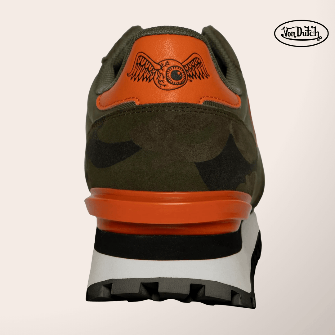 Von Dutch Basket Rétro Running "Roca" - Von Dutch Basket Rétro Running Roca avec tige mixte suède/textile respirant. Imprimé camouflage kaki et orange vif, patches signature, col rembourré. - Esprit Pilote
