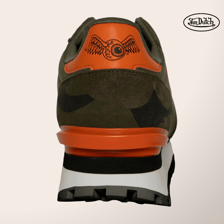 Von Dutch Basket Rétro Running "Roca" - Von Dutch Basket Rétro Running Roca avec tige mixte suède/textile respirant. Imprimé camouflage kaki et orange vif, patches signature, col rembourré. - Esprit Pilote
