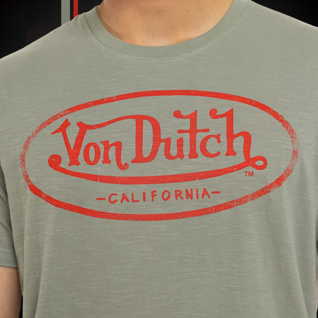 Von Dutch Tee Shirt "Brad 26" - Von Dutch Tee Shirt "Brad 26" - Von Dutch Tee Shirt "Brad 26" – T-shirt coton régulier, manches courtes et col rond. 100% coton 170g, - Esprit Pilote