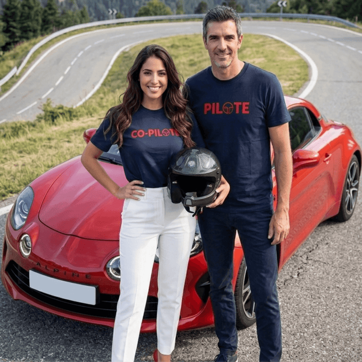 Vroom Vroom Tee Shirt "Pilote" - Vroom Vroom Tee Shirt Pilote. Coton organique biologique, imprimé en France avec fierté. Coupe confortable et respirante pour un port quotidien sans compromis.
