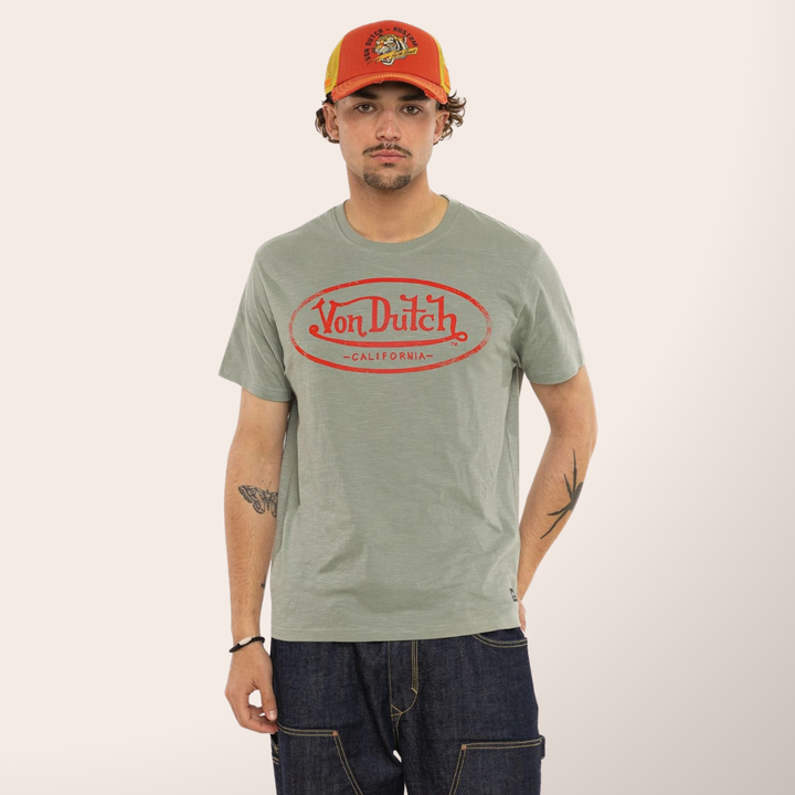 Von Dutch Tee Shirt "Brad 26" - Von Dutch Tee Shirt "Brad 26" - Von Dutch Tee Shirt "Brad 26" – T-shirt coton régulier, manches courtes et col rond. 100% coton 170g, - Esprit Pilote