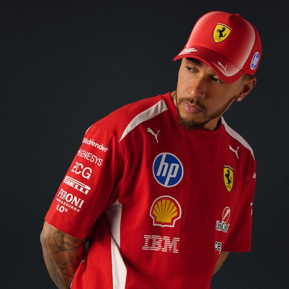 Scuderia Ferrari Casquette Lewis Hamilton 2026 - Scuderia Ferrari Casquette Lewis Hamilton 2026 - Casquette officielle Puma avec structure en A, panneaux maille ventilant, patch cousu et fermeture à pression. - Esprit Pilote