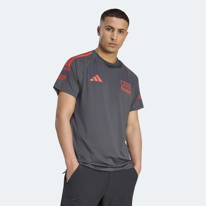 Revolut Audi F1 Team Tee Shirt Team 2026 Revolut Audi F1 Team Tee Shirt Team 2026 Portez les couleurs officielles de l'équipe Audi F1 avec ce t-shirt replica hommes. Logos d'équipe et partenaires. Esprit Pilote