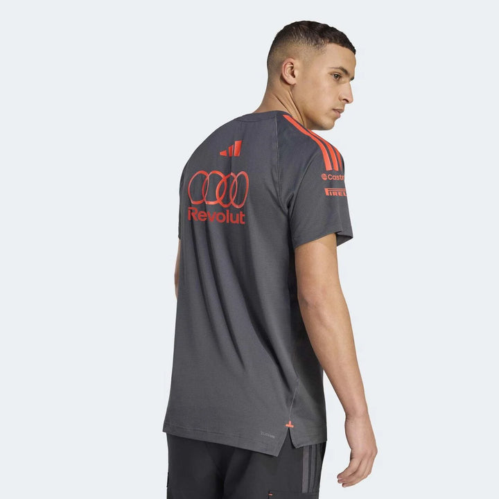 Revolut Audi F1 Team Tee Shirt Team 2026 Revolut Audi F1 Team Tee Shirt Team 2026 Portez les couleurs officielles de l'équipe Audi F1 avec ce t-shirt replica hommes. Logos d'équipe et partenaires. Esprit Pilote